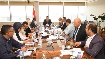 وزير الإسكان يناقش سبل التغلب على مشاكل ضعف وانقطاع المياه بـ 4 مدن