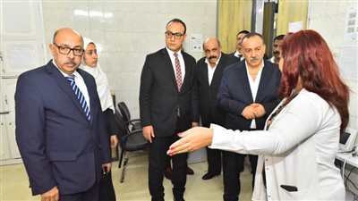 في أولى جولاته.. محافظ أسيوط يتفقد سير العمل بمستشفى الرمد 