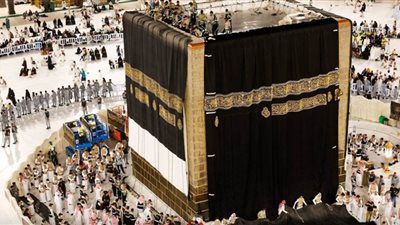 تغيير كسوة الكعبة المشرفة