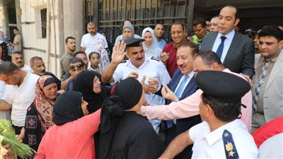 تكدس وزحام وسوء تنظيم.. محافظ المنوفية يفاجئ عيادات أبو بكر الصديق للتأمين الصحي 