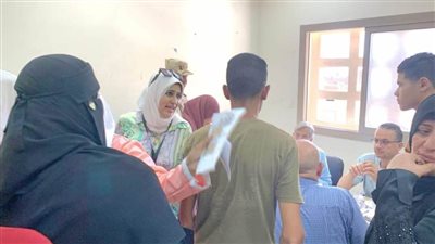 شاهد.. تسليم النظارات الطبية للمرضى المستفيدين من القافلة الطبية بقرية بلقطر الشرقية