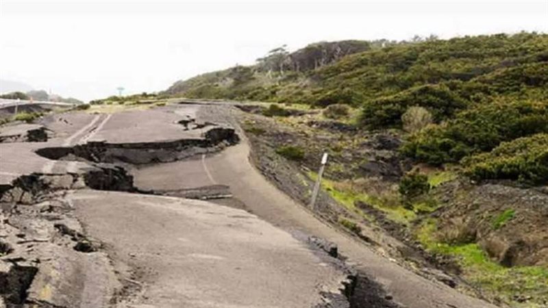 انهيار أرضي بأندونسيا