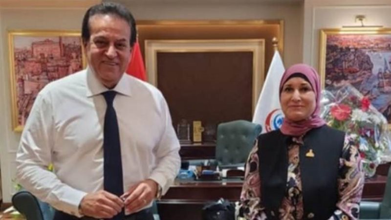 وزير الصحة ونقيبة