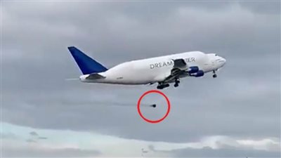 بعد إقلاعها مباشرة.. فقدت الطائرة الأمريكية عجلاتها فجأة