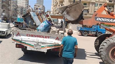 شاهد تنفيذ توجيهات محافظ البحيرة.. رفع 753 حالة إشغال طريق ثابتة ومتحركة بخمسة مراكز بالبحيرة