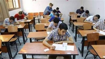 طلاب الثانوية العامة يؤدون امتحانات 