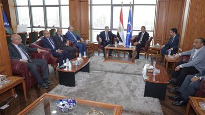 الفريق أسامة ربيع يهنئ محافظ السويس ويؤكد استمرار التعاون في المشروعات التنموية والخدمية 