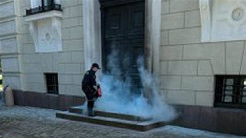 رجل حاول إشعال النار