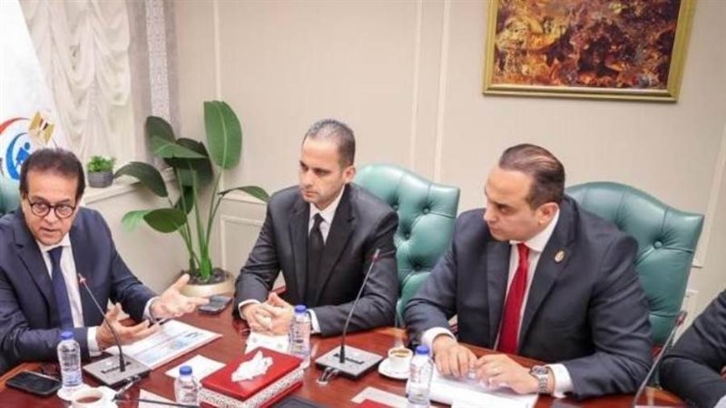 وزير الصحة خلال الاجتماع