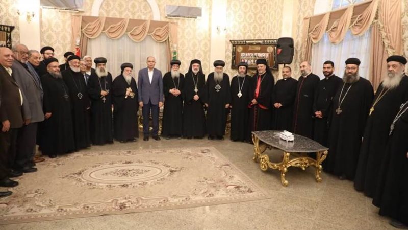 محافظ المنيا مع وفد