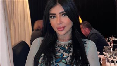 إطلالة الفنانة سارة عبد الرحمن أثناء قضاء العطلة الصيفية في باريس