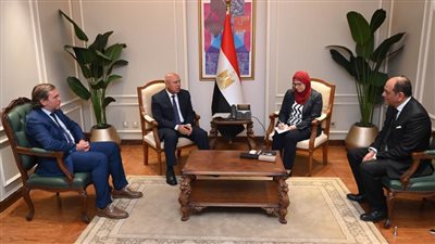 الوزير يبحث سبل تنمية وتطوير صناعتى الملابس والأجهزة المنزلية 