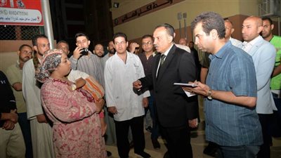 محافظ أسيوط يصرف ماكينة خياطة وتوب قماش لربة منزل وتدريبها لتبدأ مشروعًا صغيرًا