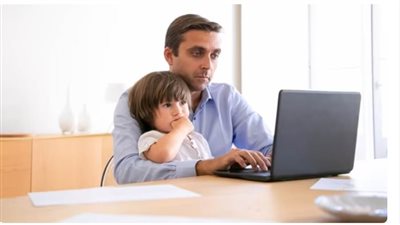 كيفيه تحقيق التوازن بين العمل والأبوة: نصائح للآباء المعاصرين