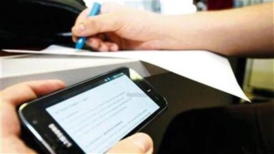 التعليم تعلن ضبط طالبين خلال محاولة تصوير أوراق الأسئلة وإحالتهما للشؤون القانونية