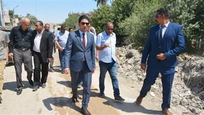 نائب محافظ سوهاج يتفقد حملات رفع نواتج تطهير الترع بأخميم 