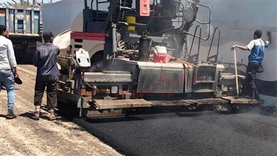 تنفيذًا لتوجيهات محافظ سوهاج.. رصف شارع 