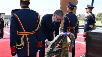 بالصور.. رئيس صربيا يضع الزهور على ضريح الرئيس الراحل السادات