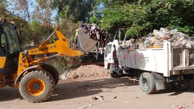 حملات مكبرة للنظافة وتمهيد وتسوية الطرق بدار السلام بسوهاج