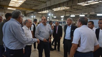 وزير قطاع الأعمال العام بجولة ميدانية بشركة النصر للسيارات 