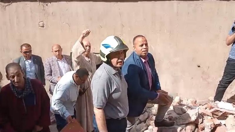 محافظ أسيوط مرتديا