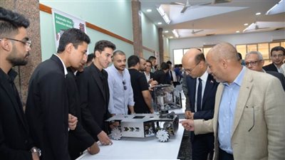 رئيس جامعة أسيوط يفتتح معرض مشروعات تخرج طلاب كلية الهندسة