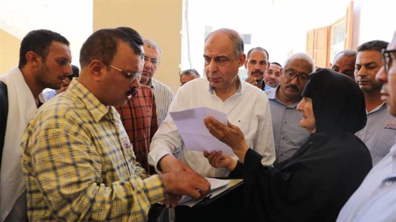 محافظ المنيا داخل