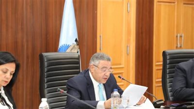 محافظ البحر الأحمر في أول اجتماع له يصدر قرارًا بإغلاق المحلات التى لا تضع أسعارًا استرشادية.. صور