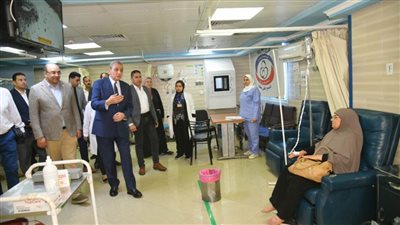 محافظ الغربية للمرضى بمجمع التأمين الصحي: أنا تحت أمركم بأي طلب وعينيا لكم