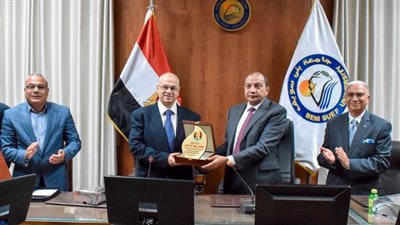 تكريم الدكتور جمال عبد الرحمن نائب رئيس جامعة بني سويف لبلوغه السن القانونية