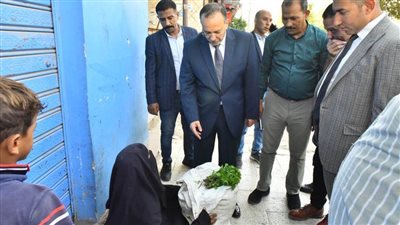 محافظ أسيوط يشتري بضاعة بائعة متجولة ويمنحها مساعدة مالية