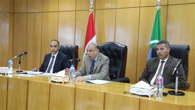 في أول لقاءاته بخدمة المواطنين محافظ المنيا يستمع لشكاوى ويأمر بصرف إعانات عاجلة