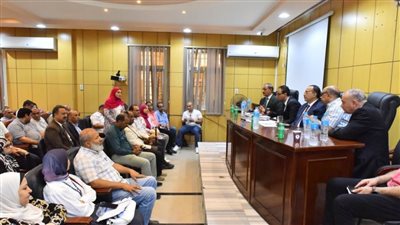 محافظ أسيوط يلتقي قيادات القطاع الصحي ومديري المستشفيات لاستعراض جهود القطاع الصحي