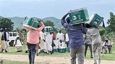 مركز الملك سلمان للإغاثة يوزع حقائب عناية شخصية وإيوائية وسلالًا غذائية في السودان
