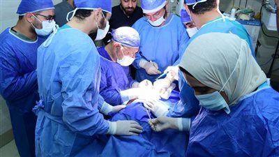 فريق طبي بوحدة الجراحات الميكروسكوبية يجري عملية جراحية لطفلة مصابة بشلل ولادي كامل