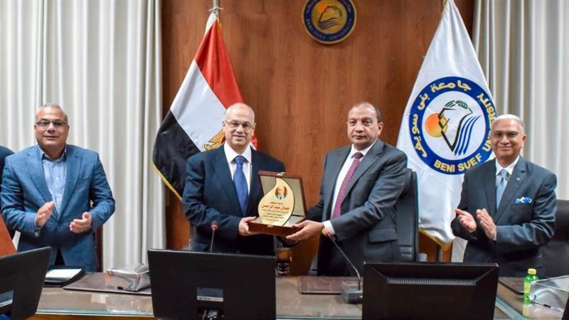 تكريم نائب رئيس جامعة