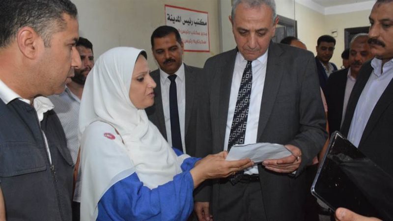 جانب من الجولة للمحافظ