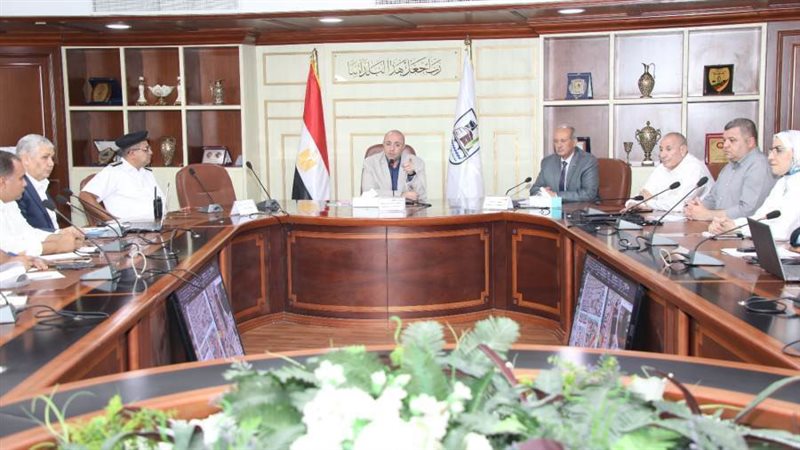 اجتماع محافظ بنى