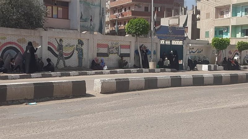 أولياء الأمور يفترشون