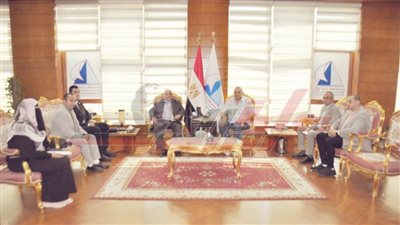 رئيس جامعة كفر الشيخ يبحث تطبيق البرامج ومصادر التمويل مع مستشار وزير المالية 