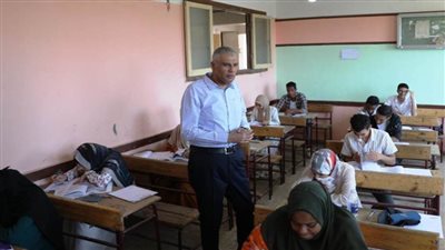 محافظ أسوان يتابع امتحانات الثانوية العامة ويطمئن على تأمين اللجان