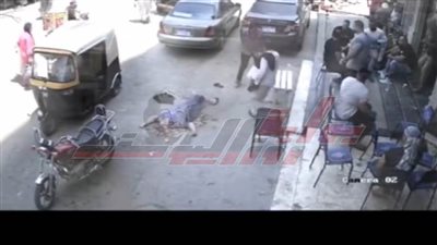 ابن عاق يضرب والدته بأحد شوارع الشرقية.. والأمن يضبطه