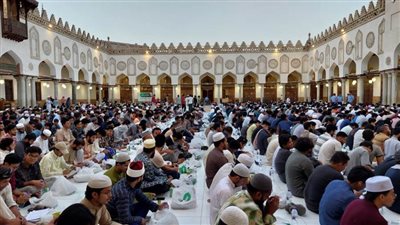  اجتمع الوافدون على مائدة إفطار عاشوراء تجسيدًا لقيم التقارب والمحبة التي ينادي بها الإسلام