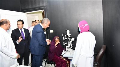 خلال جولته بمستشفى سنورس.. محافظ الفيوم يستدعي عاملة لحل مشكلتها