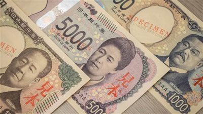 الين الياباني يقفز لأعلى مستوياته أمام الدولار مدعومًا بضعف عوائد السندات الأمريكية