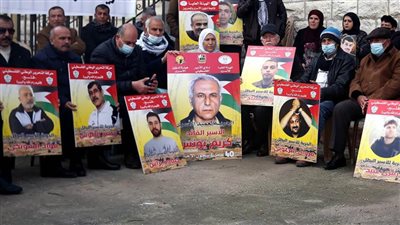 نادي الأسير وهيئة شئون المحررين تنظمان وقفة دعم وإسناد للأسرى الفلسطينيين في الخليل