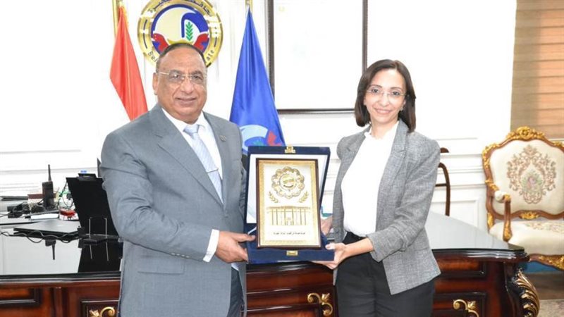 محافظ البحيرة تستقبل