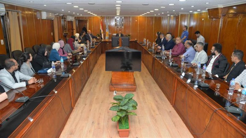 محافظ أسيوط يلتقي