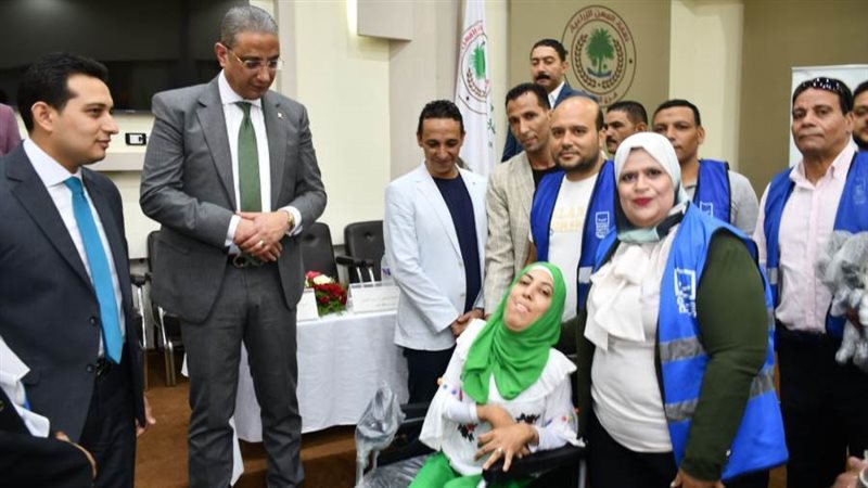 محافظ الفيوم يسلم