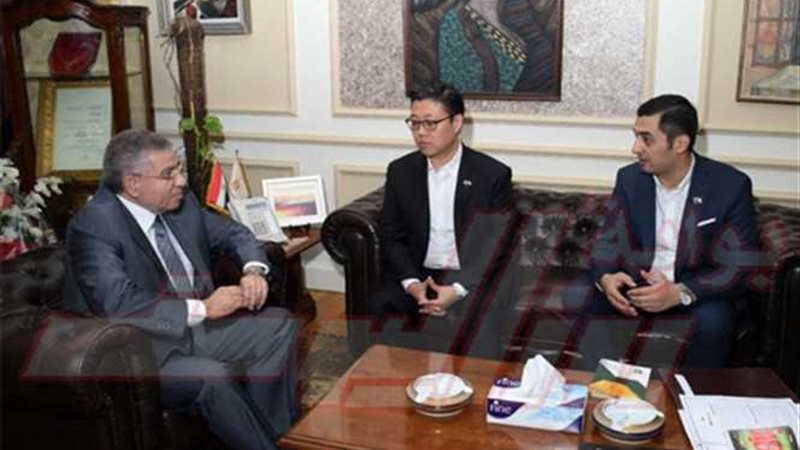 وزير التموين ومدير